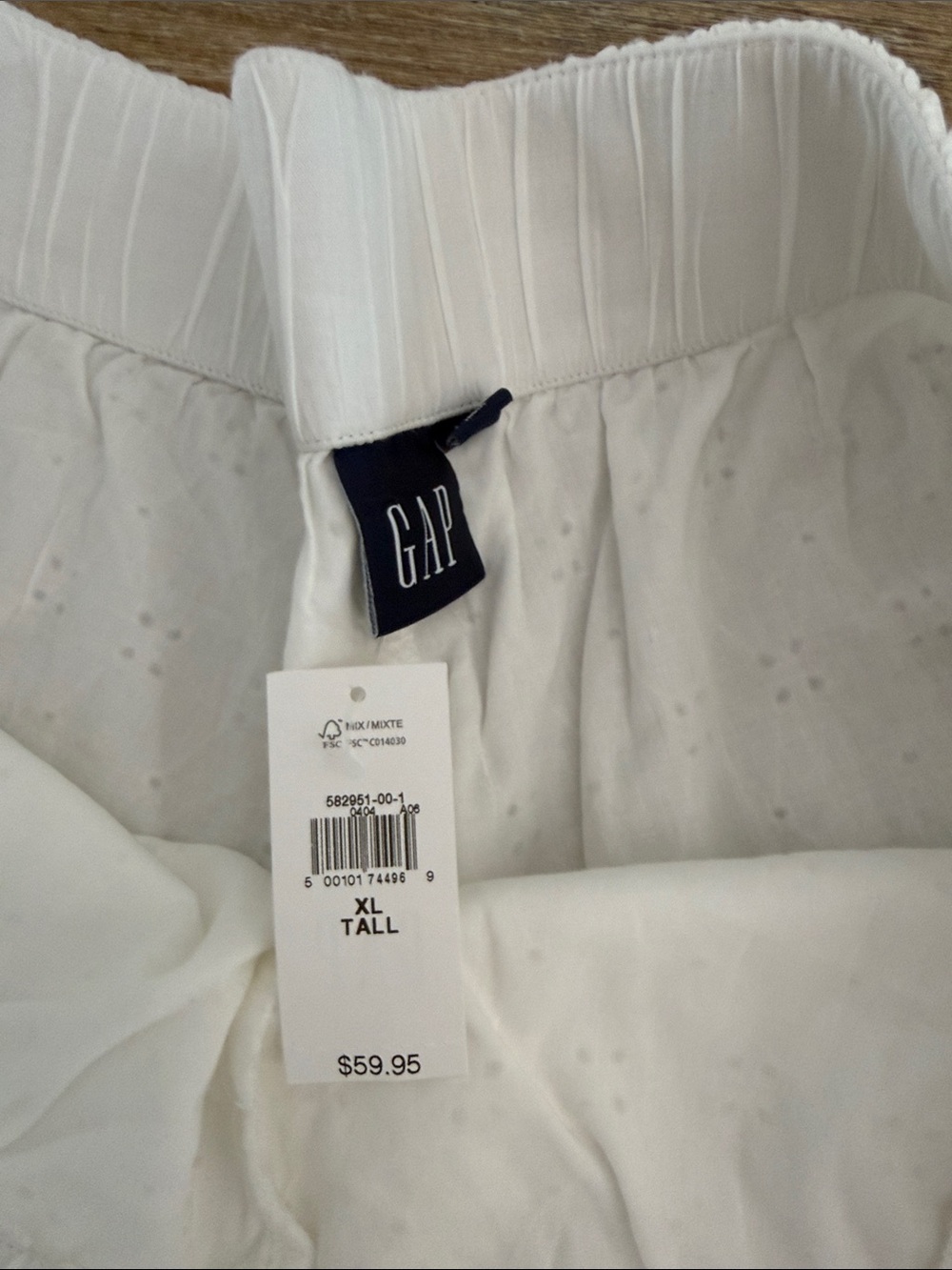 GAP White Eyelet High-Waist Elastic Shorts - Picture 2 of 2